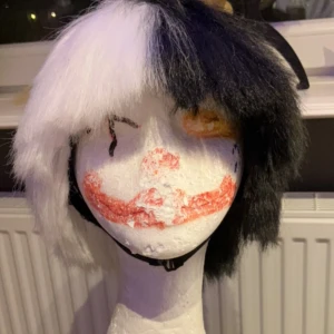 Monokuma peruk - Säljer min monokuma peruk, köpt 2021 och är inte jättebra klippt (shame on 2021 jag) men går att styla.