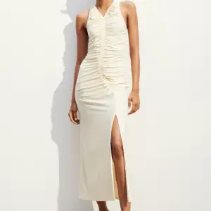 Beige klänning från H&M  Aldrig använd   Köptes för 499kr