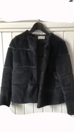 Päls jacka  - En jätte snygg pälsjacka från neo noir nästan helt oanvänd och jätte bra kvalite supper snygg nu till vintern och hösten 🥰