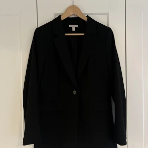 Svart blazer  - Så fin svart blazer från HM som funkar till allt, aldrig använd🥰 Storlek S 