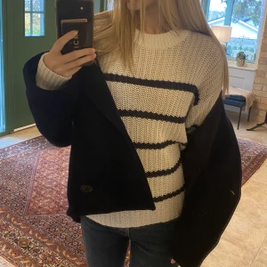 Stickad tröja  - Jätte söt stickad tröja med marinblå ränder, inga skador 🩷passar mig som bär XS och S