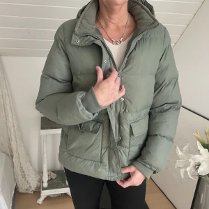 Grön vinter jacka  - Skit snygg grön tjock vinterjacka från Cubus. Storlek XS men passar även S och M!