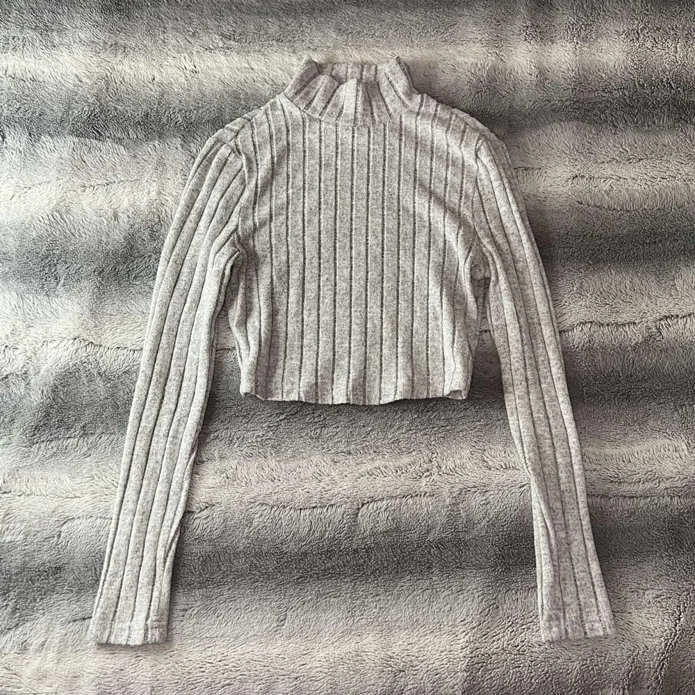 Långärmad grå tröja. Mjuk på utsidan. Med kort krage. Sitter lite som en magtröja. Oanvänd. S passar också Xs🌸 använd köp nu. Tröjor & Koftor.