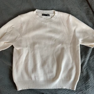 Stickad tshirt - Beige stickad T-shirt använd cirka 5 gånger men är som nyskick. Säljer eftersom att den är för liten för mig.