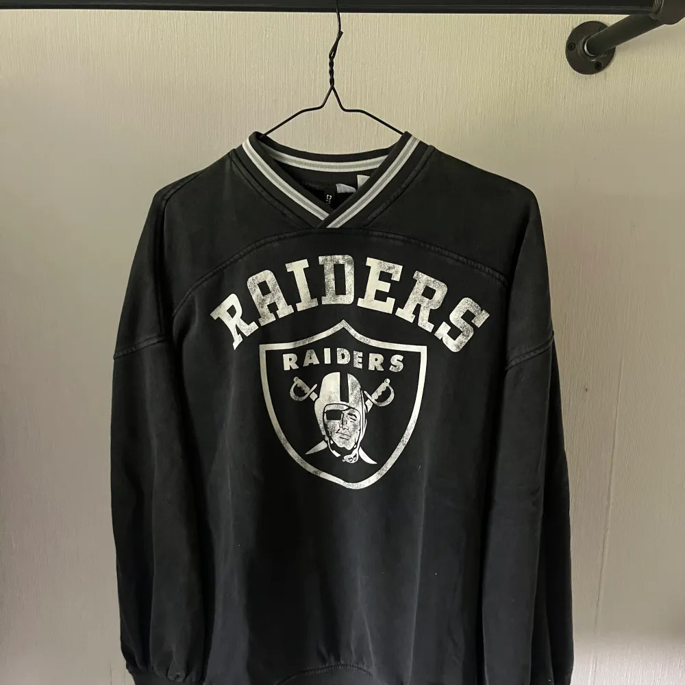 En svart tröja med trycket ”Raiders” på. Vilket jag tror är ett lag i amerikansk fotboll 🏈. Den är köpt på hm. Storlek xs. Och den är i väldigt fint skick! 🤩. Tröjor & Koftor.