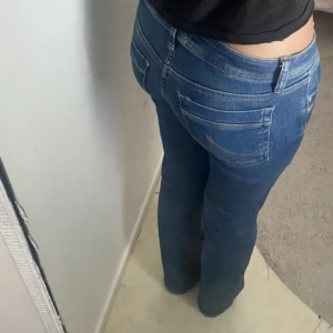 Ltb jeans - (Köp gärna via köp nu!) Ltb jeans i färgen sevita wash. Storleken är 27/32 och de sitter som en 36a, jag är 165 cm och de sitter perfekt på mig. Ny pris är runt 900kr säljer för 400kr+frakt. Jeansen är i jättebra skick💓