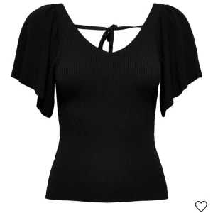 Svart blus  - Läs bio! Svart blus från only❤️Använd 2-3ggr men säljer då den inte är min stil längre❤️Nypris:309kr❤️Bara att trycka på köp nu