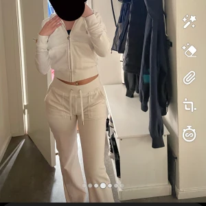 Vit juicy sett - Båda i storlek xxs, inga hål eller fläckar. Som nya   Tröjan 800kr Byxorna 800kr Hela settet 1500kr  OBS jag har förkortat byxora med ca 3-4 cm hos en skräddare (jag är 157)