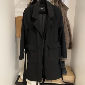 Lång kappa - Lång kappa från bikbok, används inte längre 🖤 storlek XS. Är i nyskick men skulle behöva rollas 😆 