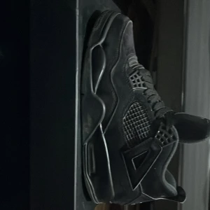 Air jordan 4 black cat - Äkta använda jordan 4 black cats för 1000kr