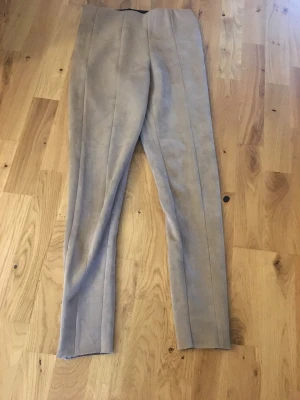 Bruna kostymbyxor från zara! - Säljer dessa sjukt fina till fest eller ngt annat. Säljs då de är tyvärr för små! Passar ngn med Xs !