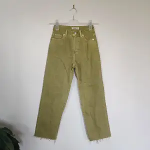 Limegröna högmidjade jeans, nya utan prislapp
