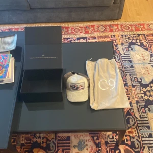 Maggiorekeps - Aldrig använd. Motiv Elvis Presley. Den är grå, kartong och påsen är kvar ingen repa eller skada på kepsen eller kartong och påse. 