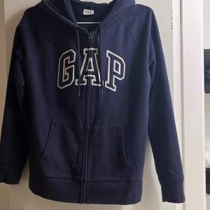 En superfin Gap hoodie.Kommer ej till användning längre, av de skälet att jag säljer. Skriv för mer bilder.