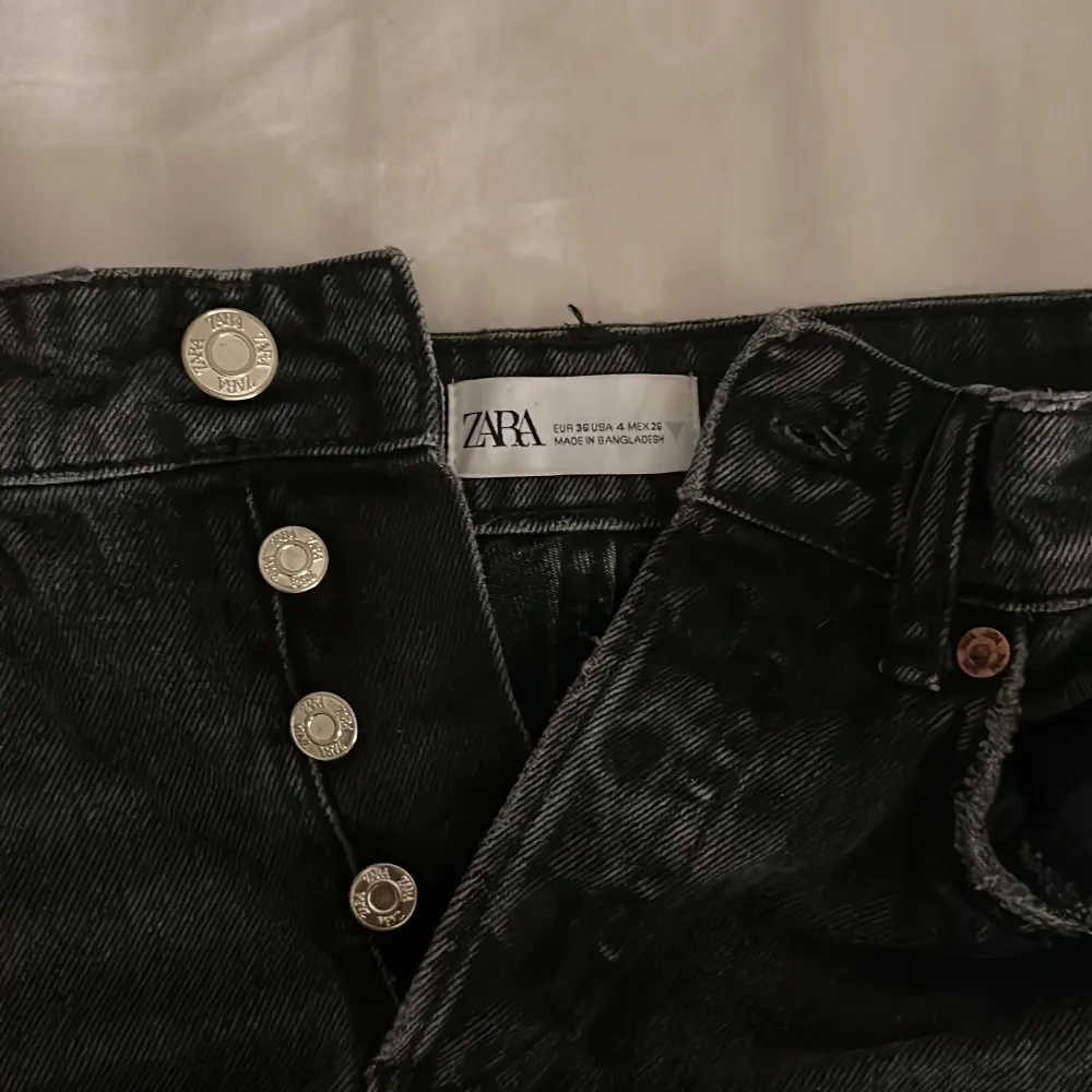Säljer dem här jeansen från zara för dem används inte så mycket, hör av er om frågor eller mer bilder💕. Jeans & Byxor.