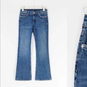 Säljer ett par bootcut jeans med resår i midjan samt är low waist i storlek 152 för 190 kr . Vid intresse eller fler egna bilder kontakta mig ❌OBS bilden är från deras  hemsida ❌