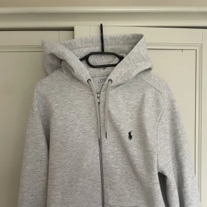 Ralph lauren grå zip hoodie  - Köpt på nk Göteborg för 2095kr Storlek m men passar för folk som har L också Nyskick då jag var använt ca 5 gånger 