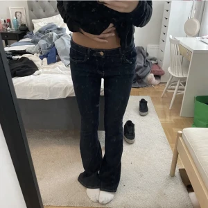 Snygga lågmidjade jeans - Super fina mörkblå lågmidjade jeans! Använda fåtal gånger