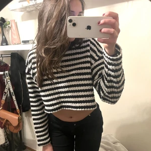 Randig tröja - Randig tröja från Bershka.  Den är kroppad som ni ser på bilden. Använt få gånger drf jag säljer. Bra skick. Skriv för fler frågor eller bilder🙌🏼