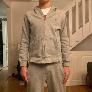 polo ralph lauren tracksuit - (Pris kan diskuteras vid snabb affär)Fin Polo tracksuits säljs pågrund av att den är för liten. Storleken är L i kids