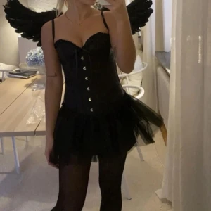 Svart korsett  - Suuuperfin svart korsett från shein jag skulle ha nu på halloween men som tyvärr är lite för liten för mig. Helt ny, endast testad!🫶🏼nypris 150kr (lånad bild från recensionerna)