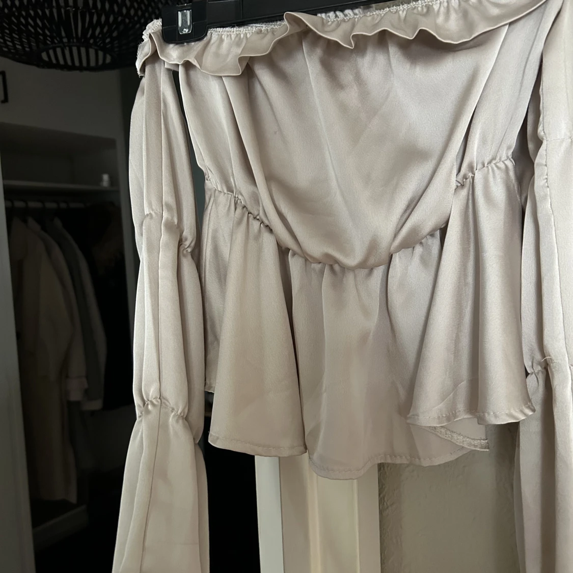 Champagnefärgad offshuldertopp  - 91