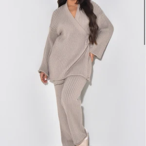 Set - Säljer oanvänt set från jeansindustry då det var för korta i byxorna på mig. Är 175 och modellen är 165. pris kan diskuteras men köpt för 600