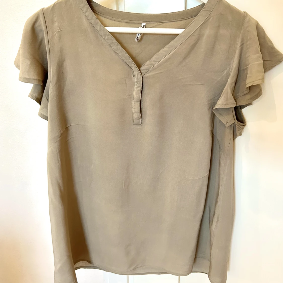 Blus med volangärm - 90