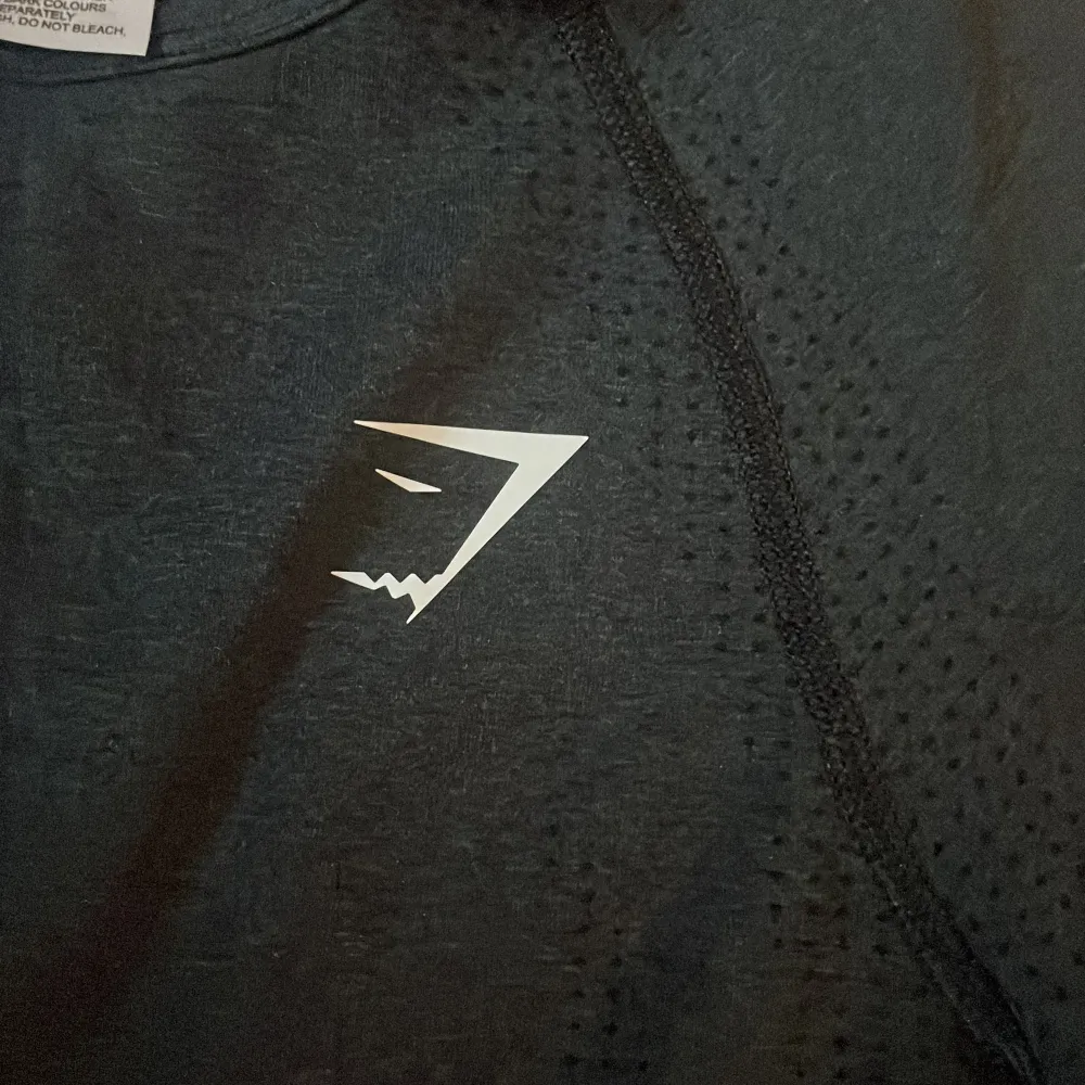 Långärmad träningströja i cropped modell. Storlek S i färgen Black Marl. Skicket är som nytt. 🌟. T-shirts.