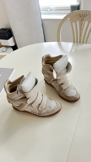 Isabel marant - Beiga Isabel marant, kommer med låda. Storlek 40.