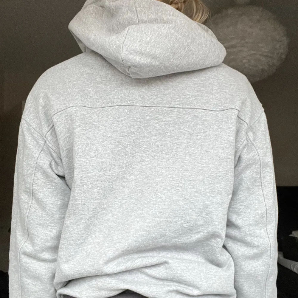 Fin grå hoodie som är köpt på carlings förra sommarn för 599kr. Använd ett par enstaka gånger men inte nu längre så därför säljer jag den. Bara att höra av sig vid frågor eller diskutera pris!🩷. Hoodies.