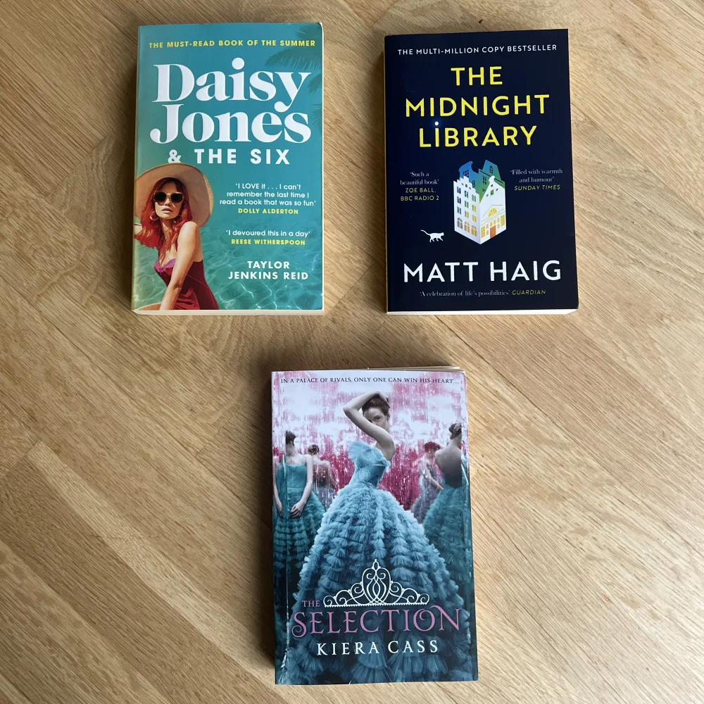 Daisy Jones & the six. The selection första boken. The midnight library. På engelska. 80kr styck. Övrigt.