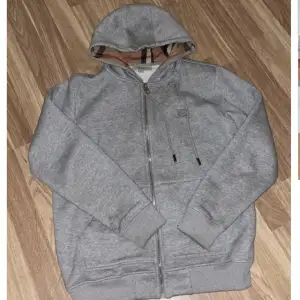 Burberry Zip hoodie använd ett fåtal per gånger säljs fortfarande i bra skick. 
