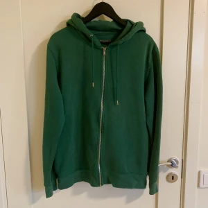Zip up, Zip hoodie, Kofta - Grön Zip hoodie i storlek herr M. Kan skicka fler bilder eller mått om så önskas. Kan fraktas eller mötas upp i Malmö/Lund.