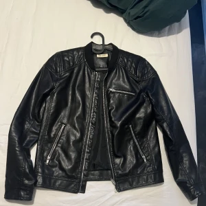 Skinnjacka  - Skinnjacka från H&M. Ser ut som ny. 