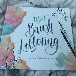 Brush lettering bok - Säljer denna för 150kr, köptes för 250kr, har endast ritas de som syns på bild 2 annars är den inte ritad något i