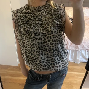 Leopard blus  - Snygg leopard blus som knappt har andvänds. Märket heter summan woman. Storlek S. Säljer för 120 kronor.💖