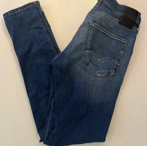 Replay anbass jeans - Tjena! Säljer nu mina replay anbass jeans som är i topp skick. Knappt använda och väldigt snygga. Hör av er vid intresse!