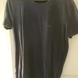 Två svarta Armani T-shirts - Två svarta armani T-shirts det är även möjligt att ändast köpa en om så önskas storlek M skick 9/10