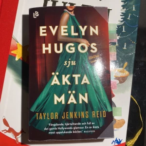 Evelyn hugos sju äkta män - Super bra bok!! Men säljer då jag behöver pengar och inte tror att jag kommer läsa den något mer, den har en pytteliten skada som man kan se på sista bilden, markeringarna i boken kan vara kvar man vill (: