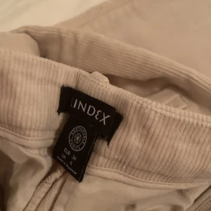 beige byxor - slutsålda manchesterbyxor från lindex 