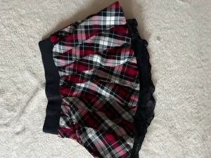 Kjol - Säljer denna kjol då den är super liten och jag kan inte ha den på mig. Bra skick och använd flera gånger när jag va 5