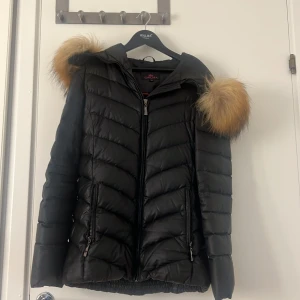 Vinterjacka äkta päls  - Vinterjacka köpt från Chelsea strl 38. Köpt för 3000 säljs för 800 