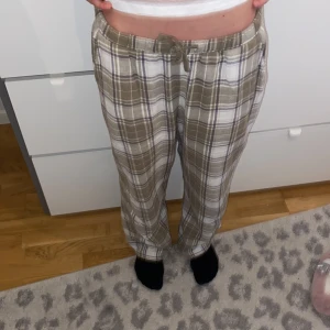 Pyjamas  - Använder inte och är lite för små💗köptes på Lindex för 300kr, är grönbeige
