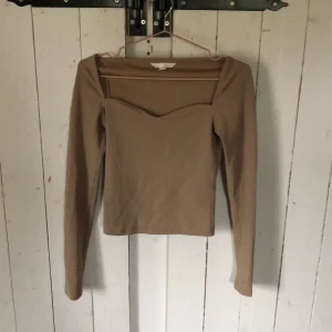 Långärmad tröja  - Långärmad beige tröja ifrån H&M 
