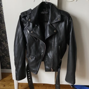 Skinnjacka zara - Svart skinnjacka från zara Liten i storleken, passar s/m Knappt använt så i väldigt fint skick