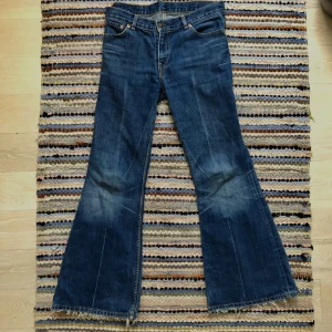 Vintage Levis jeans - Levis vintage flares i storlek W32 L30. De passar även med skärp som S, men då blir de ju lite stora. 