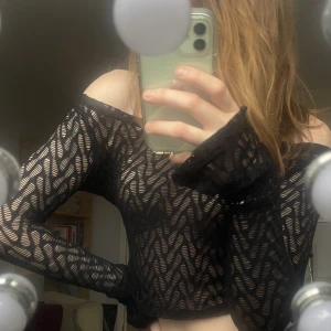 Cool svart offsholder topp  - Supercool svart offsholder topp från Cider i storlek XS med trenigt mönster. Perfekt för en finmiddag eller utekväll, kan även kläs ner till vardagsplagg. Perfekt nu till hösten!!☺️☺️