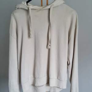 Hoodie från NAKD, jag passar inte i beige. Skön i tyget annars!