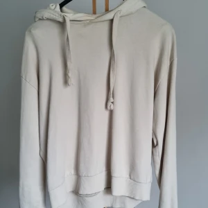Beige hoodie - Hoodie från NAKD, jag passar inte i beige. Skön i tyget annars!
